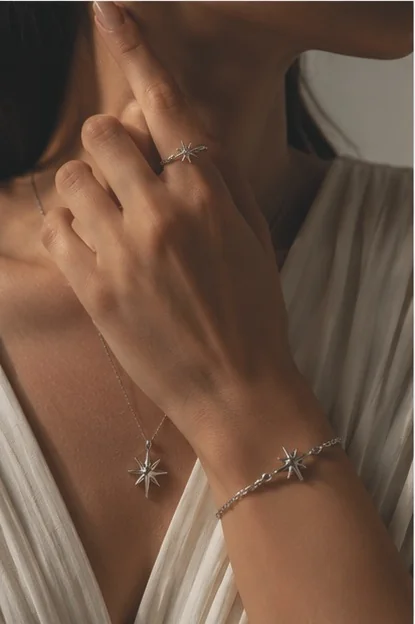 Miriella takıları taşıyan model